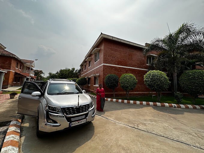 Guest parking and building entrance