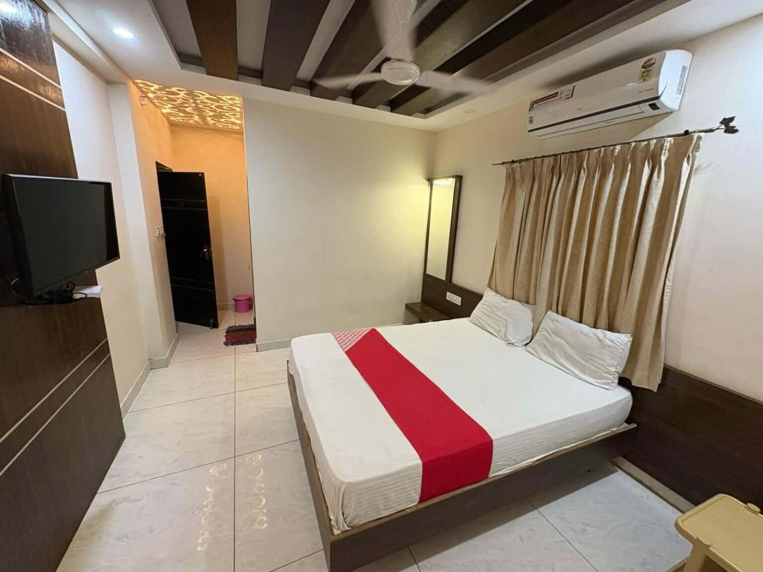 Deluxe air-conditioned room at Yatri Nivas Guest House