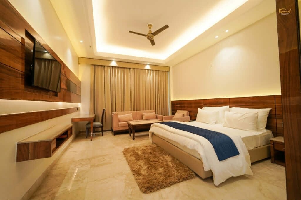 Premium suite with seating area at Yatri Nivas Guest House
